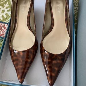 Nine West animal print kitten heel pump. Sz 6.5.